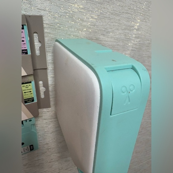 Cute blue and white portable label maker - Picture 4 of 6